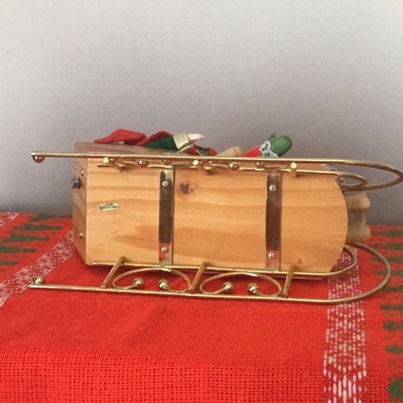 Vintage Christmas Around The World Musical Sleigh With Porcelain Children - Picture 4 of 5